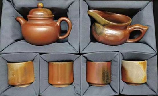 天然坭興陶柴燒壺，層次多變、色彩豐富的肌理和釉面
